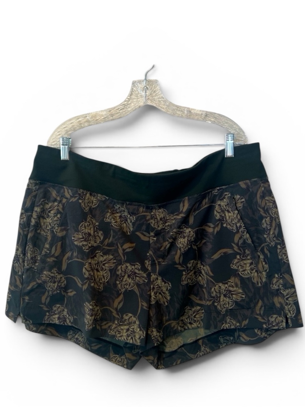Athleta Trekkie North Printed Shorts Size 20